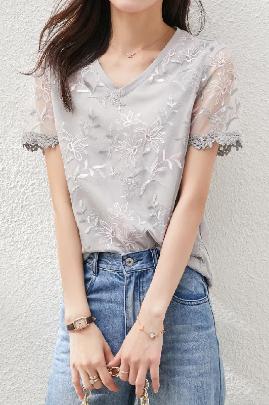 V-neck Tulle Flower Embroidered T-shirt